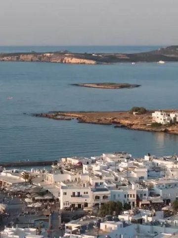 Panorama von weißen Gebäuden und blauem Meer auf Paros