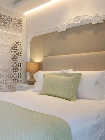 Luxuriöses Schlafzimmer mit beigem Kopfteil und eleganter Bettwäsche