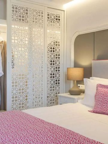 Elegantes Hotelzimmer mit dekorativem Trennwand und stilvoller Beleuchtung