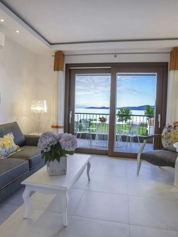 Helle Suite mit komfortabler Sitzecke und Blick auf das Meer