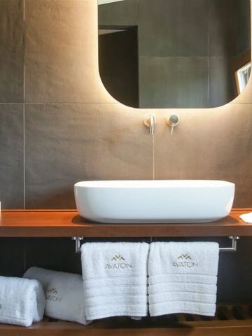 Luxuriöses Badezimmer mit modernen Armaturen und eleganten Details