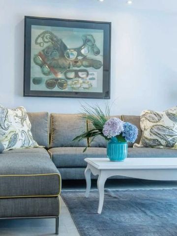 Gemütliche Sitzecke mit Sofa, Kunstwerk an der Wand