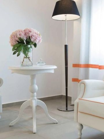 Zimmer mit weißen Sesseln und dekorativem Couchtisch