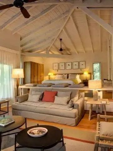 Geräumiges Zimmer mit Sitzbereich und Holzbalkendecke