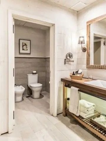 Luxuriöses Badezimmer mit großem Spiegel und modernen Annehmlichkeiten
