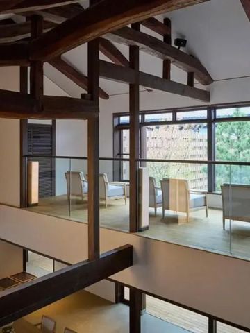 Hotelempore mit modernen Sitzgelegenheiten und Holzbalken im Azumi Setoda