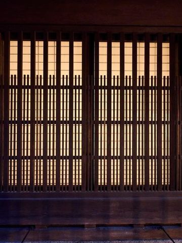 Traditionelle japanische Gitterfassade in warmem Licht
