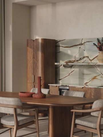 Eleganter Essbereich mit Holztisch und stilvollen Stühlen im Hotel Bab Al Shams