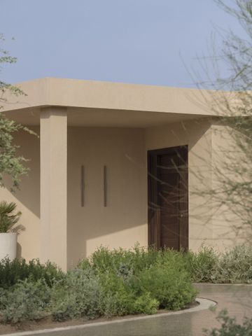 Minimalistische architektonische Fassade mit Pflanzen des Hotels Bab Al Shams