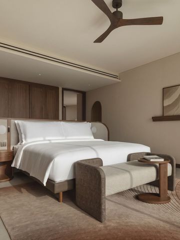Elegantes Schlafzimmer mit großem Bett und modernem Design