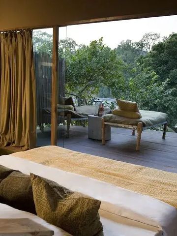 Geräumiges Schlafzimmer mit Blick auf die Terrasse und die Natur im Hintergrund