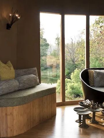 Sitzecke in heller Suite mit Blick auf den Garten