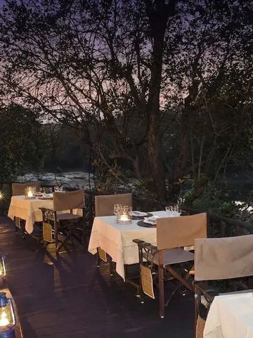 Abendessen im Freien auf einer Terrasse mit Laternenlicht