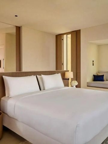 Geräumiges Schlafzimmer mit großem Bett und modernem Dekor