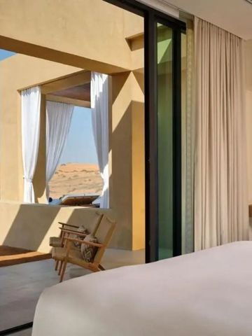Blick von einem Schlafzimmer auf eine Terrasse mit Wüstenlandschaft