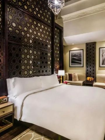 Luxuriöses Schlafzimmer mit kunstvollem arabischem Design und gemütlichem Ambiente
