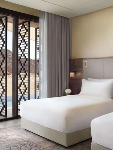 Zimmer mit zwei Einzelbetten im Banyan Tree AlUla mit Naturblick