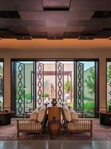 Elegante Lounge im Banyan Tree AlUla mit Zugang zum Garten
