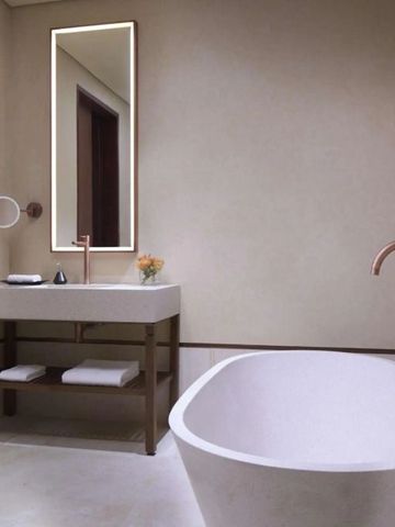 Modernes Badezimmer mit freistehender Badewanne und stilvollen Armaturen