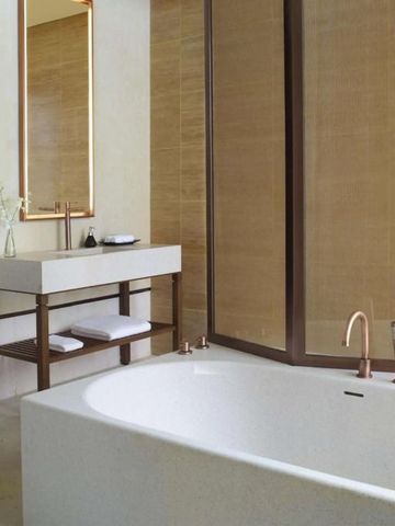 Badezimmer mit großzügiger Badewanne und doppelten Waschtischen