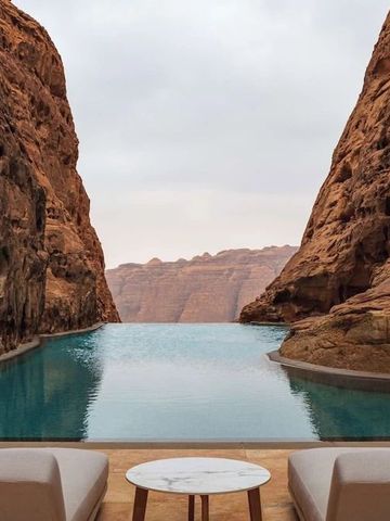 Infinity-Pool mit Blick auf dramatische Felsformationen