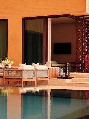 Luxuriöse Terrasse mit Pool und moderner Lounge