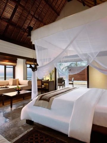Zimmer mit Himmelbett und Meerblick im Banyan Tree Bintan Hotel