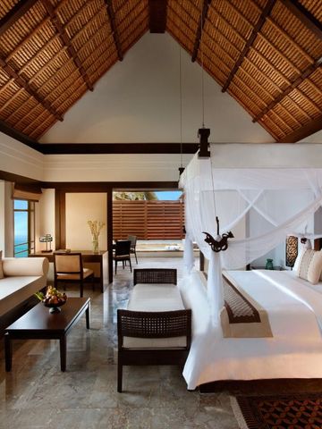 Helles Zimmer mit Sitzecke und traditioneller Dekoration im Banyan Tree Bintan Hotel