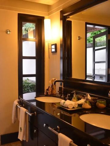 Elegantes Badezimmer mit zwei Waschbecken und großem Spiegel in einer Villa