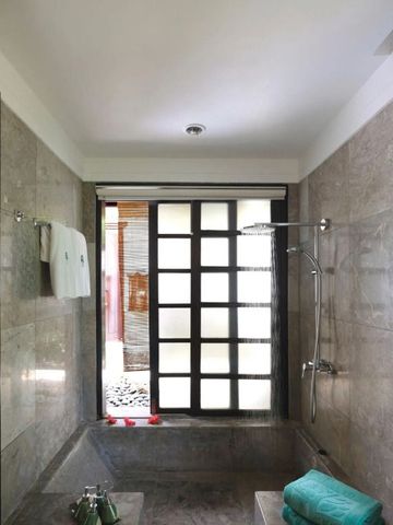 Luxuriöses Badezimmer mit großer Dusche und Fenster