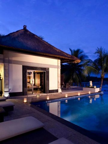 Villa mit privatem Pool bei Dämmerung