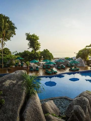 Poollandschaft mit Blick auf das Meer und Felsen