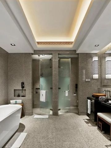 Geräumiges Badezimmer mit erstklassiger Einrichtung und separater Dusche