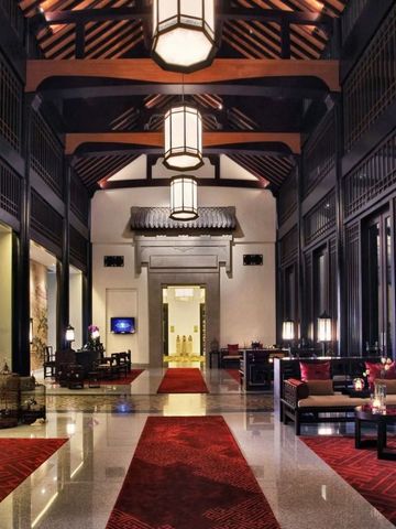 Luxuriöse Hotel-Lobby mit hohen Decken und eleganter Beleuchtung