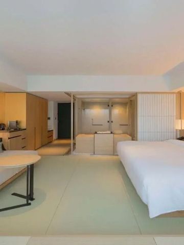 Geräumiges Hotelzimmer mit zwei Betten und moderner Einrichtung