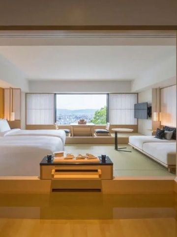 Hotelzimmer mit zwei Betten und Panoramablick auf die Landschaft