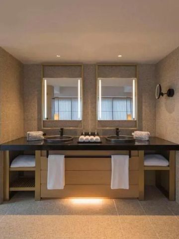 Modernes Badezimmer mit Doppelwaschbecken und eleganter Ausstattung