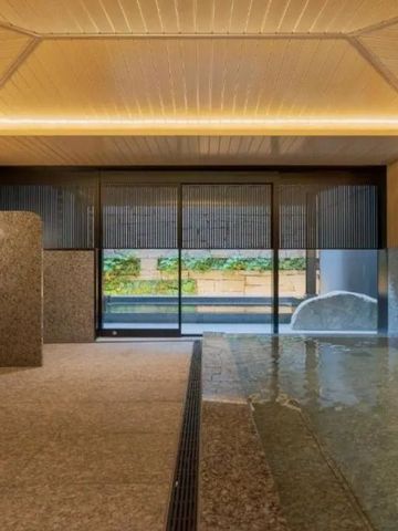 Luxuriöses Spa mit Innenpool und natürlichem Lichteinfall