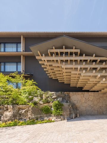 Eindrucksvolle Fassade des Banyan Tree Higashiyama Kyoto mit modernen architektonischen Details