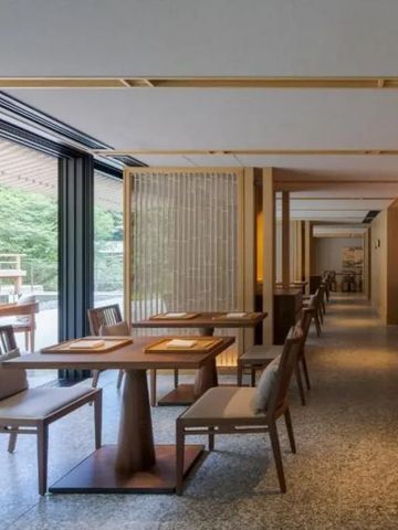 Elegantes Restaurant mit Holzmöbeln und Blick auf die Naturterrasse