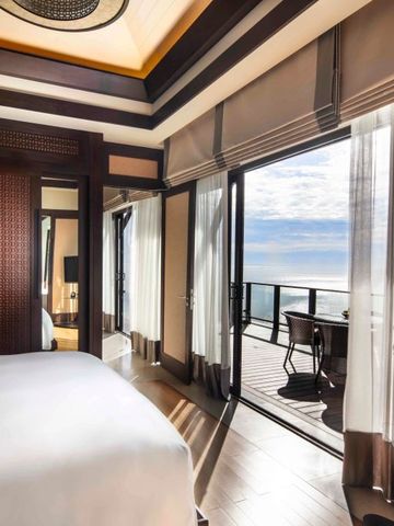 Helles und luxuriöses Schlafzimmer mit Blick auf das Meer