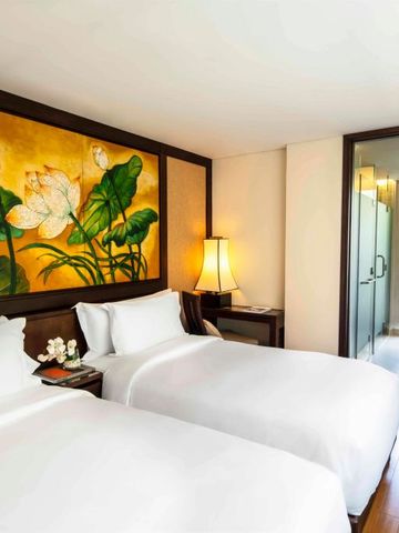 Elegantes Doppelzimmer mit Kunstwerk und moderner Ausstattung