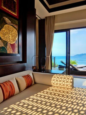 Luxuriöses Wohnzimmer mit Meerblick und stilvollen Dekorationen