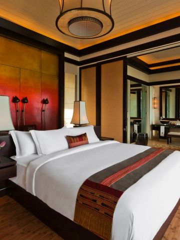 Luxus-Suite mit Kingsize-Bett und eleganter asiatischer Dekoration