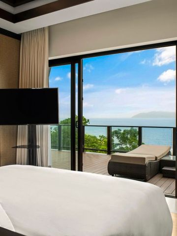 Zimmer mit Meerblick und bodentiefen Fenstern in edlem Design