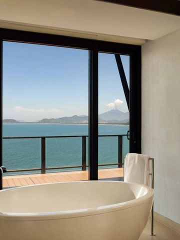 Moderne Badewanne mit Panoramablick auf das Meer