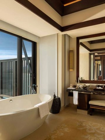 Helles Badezimmer mit freistehender Wanne und Meeresblick