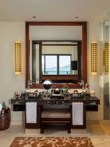 Elegantes Badezimmer mit moderner Ausstattung und Fensterblick auf das Meer