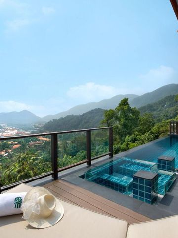 Infinity Pool mit Panoramablick auf Berge und Meer