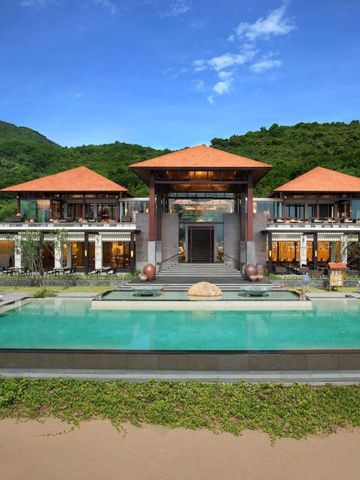 Prächtige Hotelvilla mit großem Pool und luxuriöser Architektur